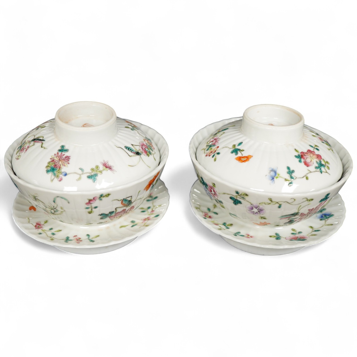 A pair of Chinese bowls, covers on stands, 9.5cm high
